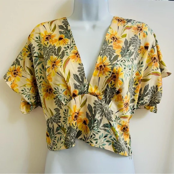 Astr Green and Blue Flutter Sleeve Crop Blouse - Picture 2 of 8